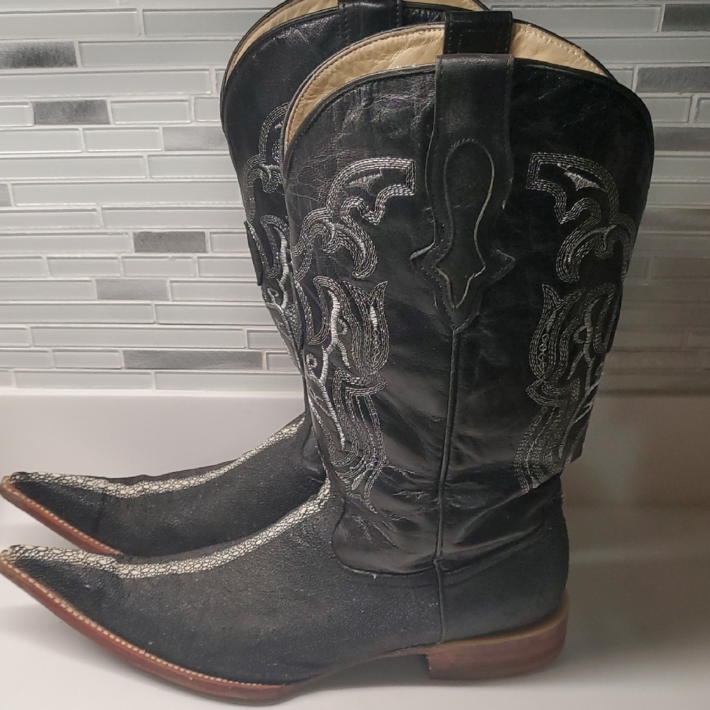 Men's Cowboy Black With Silver Embroidered Western  Pointed Toe Boots. Size 11.